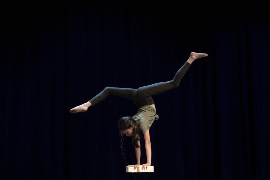 Contortionist Kiana Christophersen twists & turns - Sedona Red Rock News